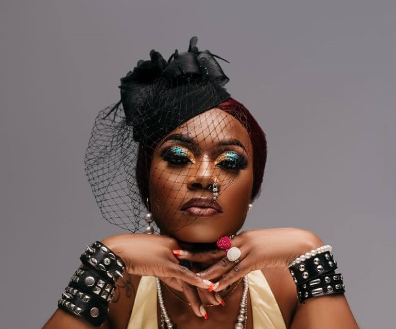 Iva Mass é criticada por aparecer seminua em vídeo nas redes sociais