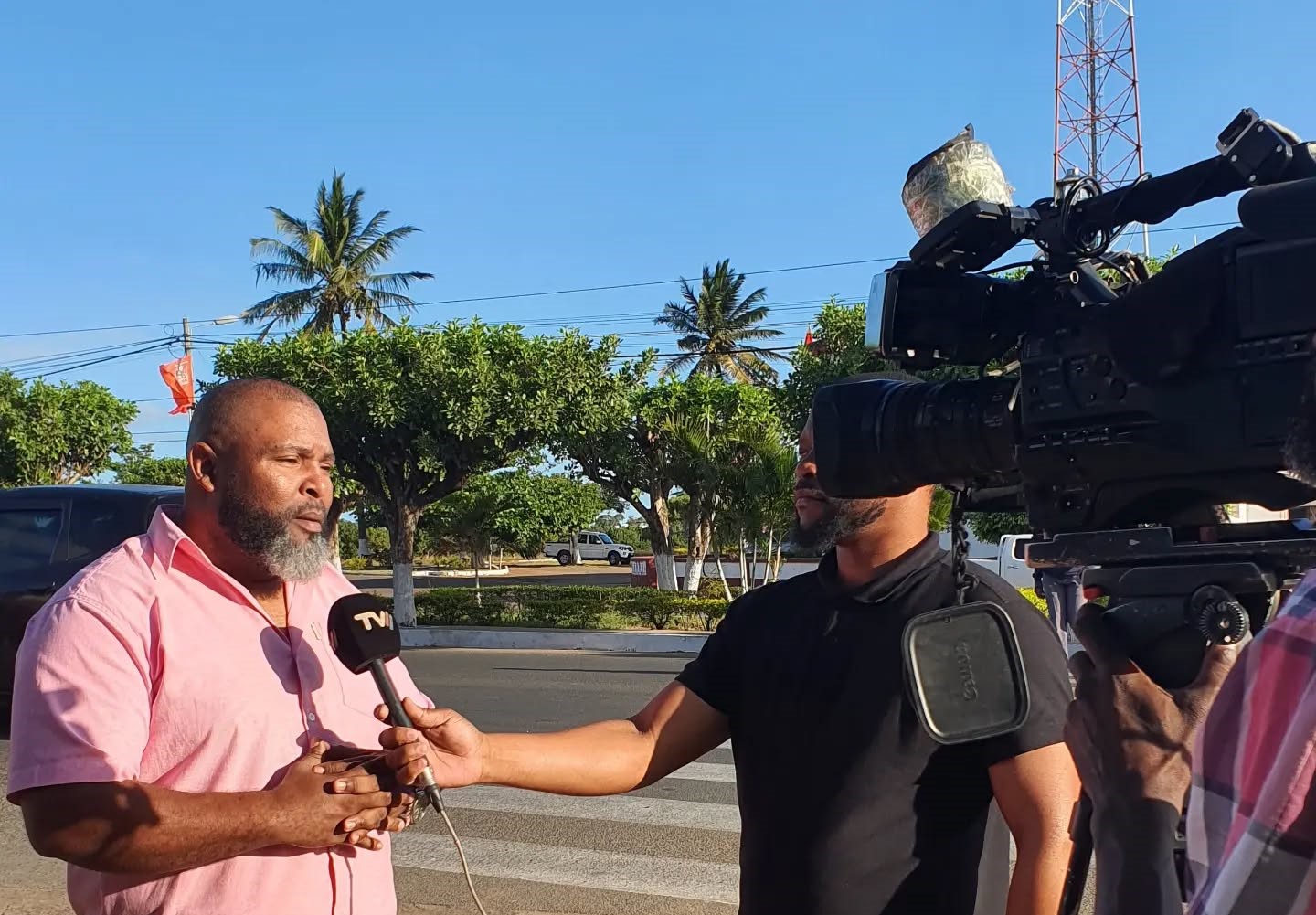 DJ Hot Fingers diz que quem assiste notícias da TVM deve guardar dinheiro de caixão 