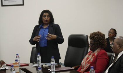 Ministra Samaria Tovela recebe a pasta da Cultura das mãos da Eldevina Materula