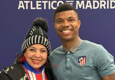 Roberta Miranda acompanha jogo do Atlético de Madrid a convite de Reinildo Mandava