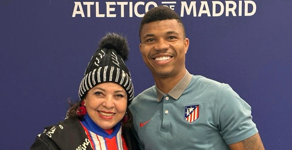 Roberta Miranda acompanha jogo do Atlético de Madrid a convite de Reinildo Mandava