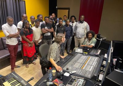 Stewart Sukuma partilha experiências com bandas emergentes