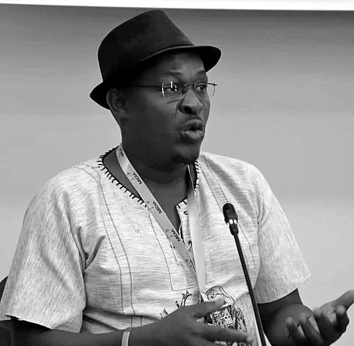 Jornalista Luís Nhachote apresenta o livro “Do Alto da Colina”