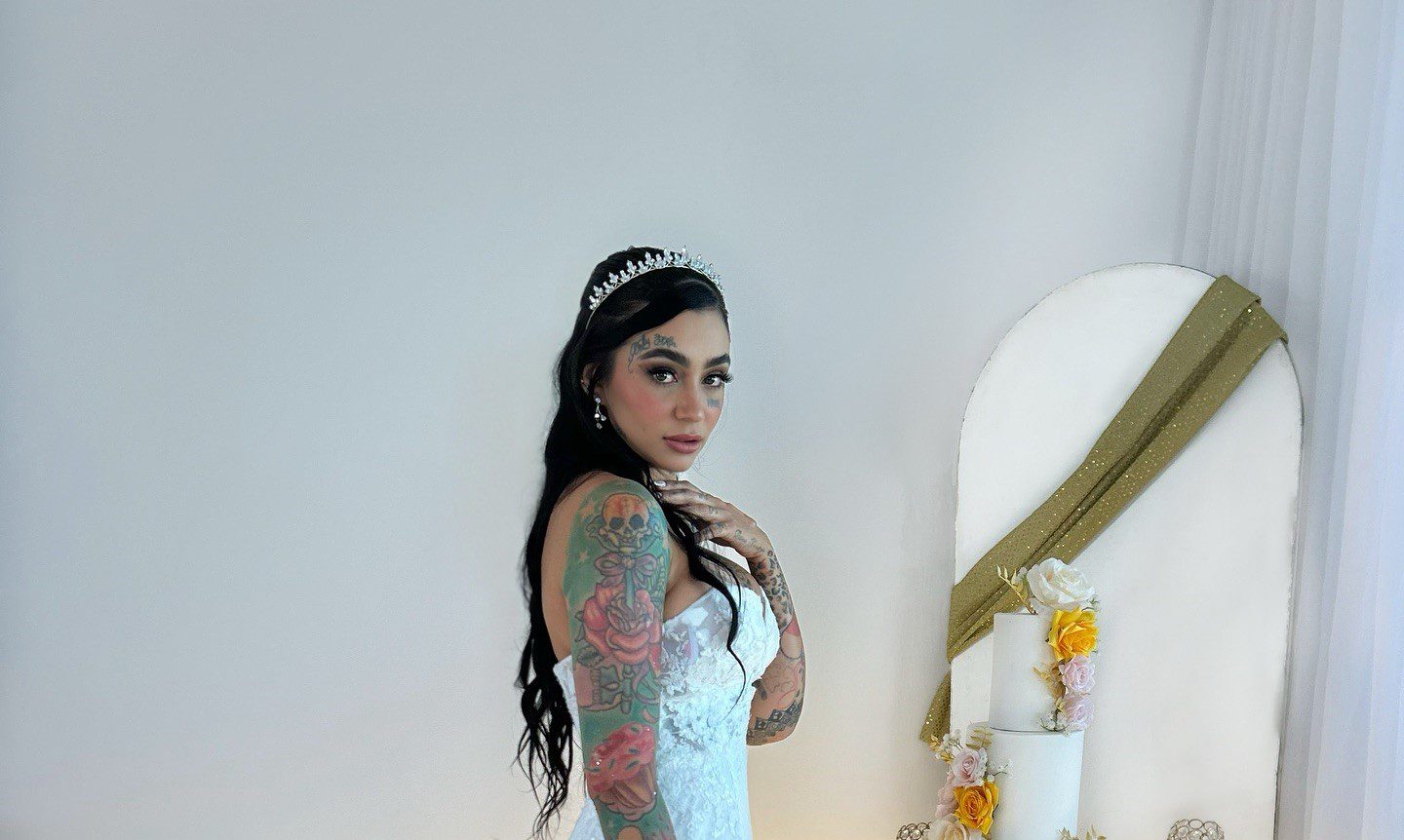 Ana B e DeHermes unem-se em casamento íntimo e emotivo