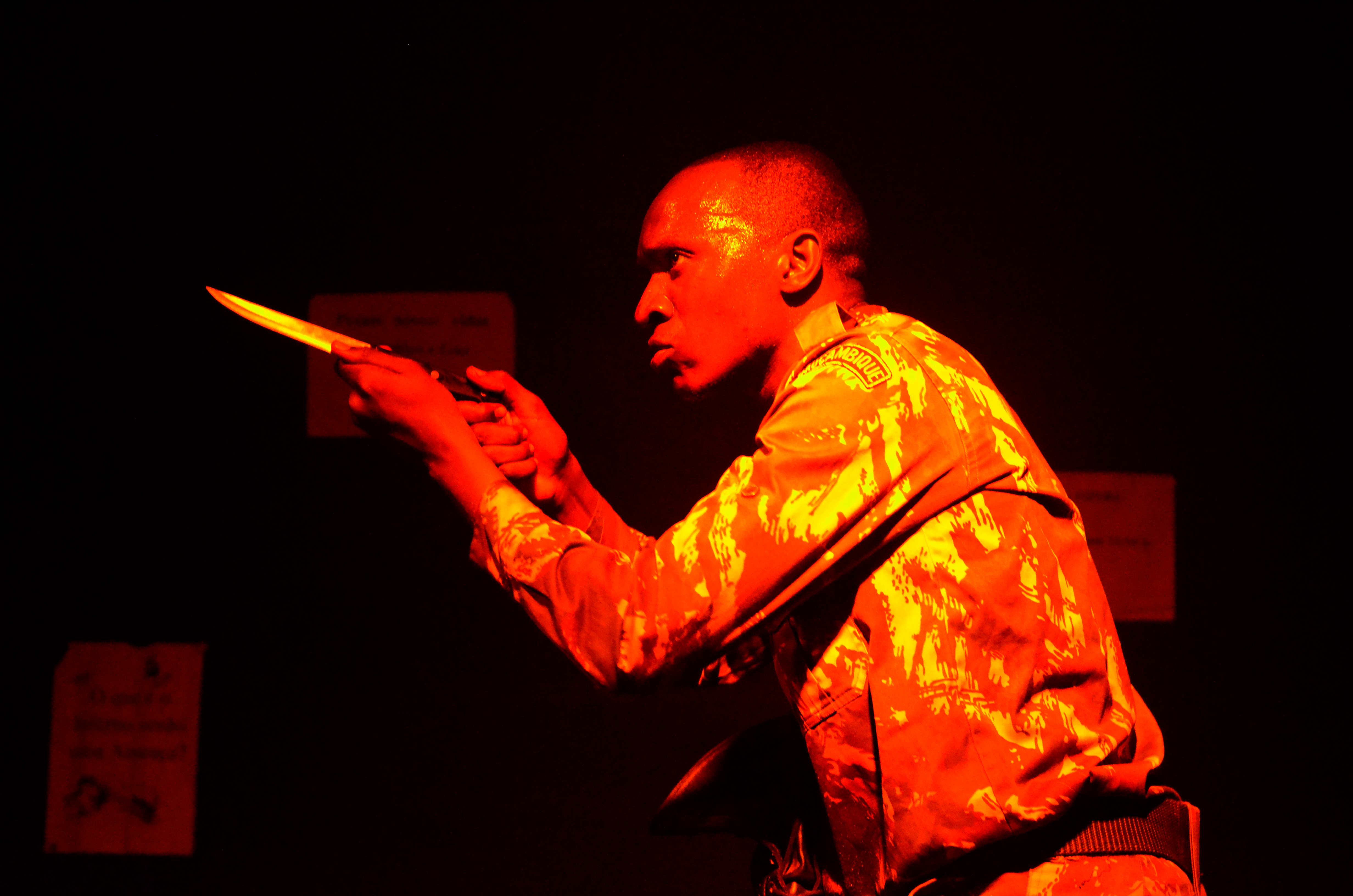 “Lutar Para Perder: Farda, Fome e Fé”- Júlio Magalo