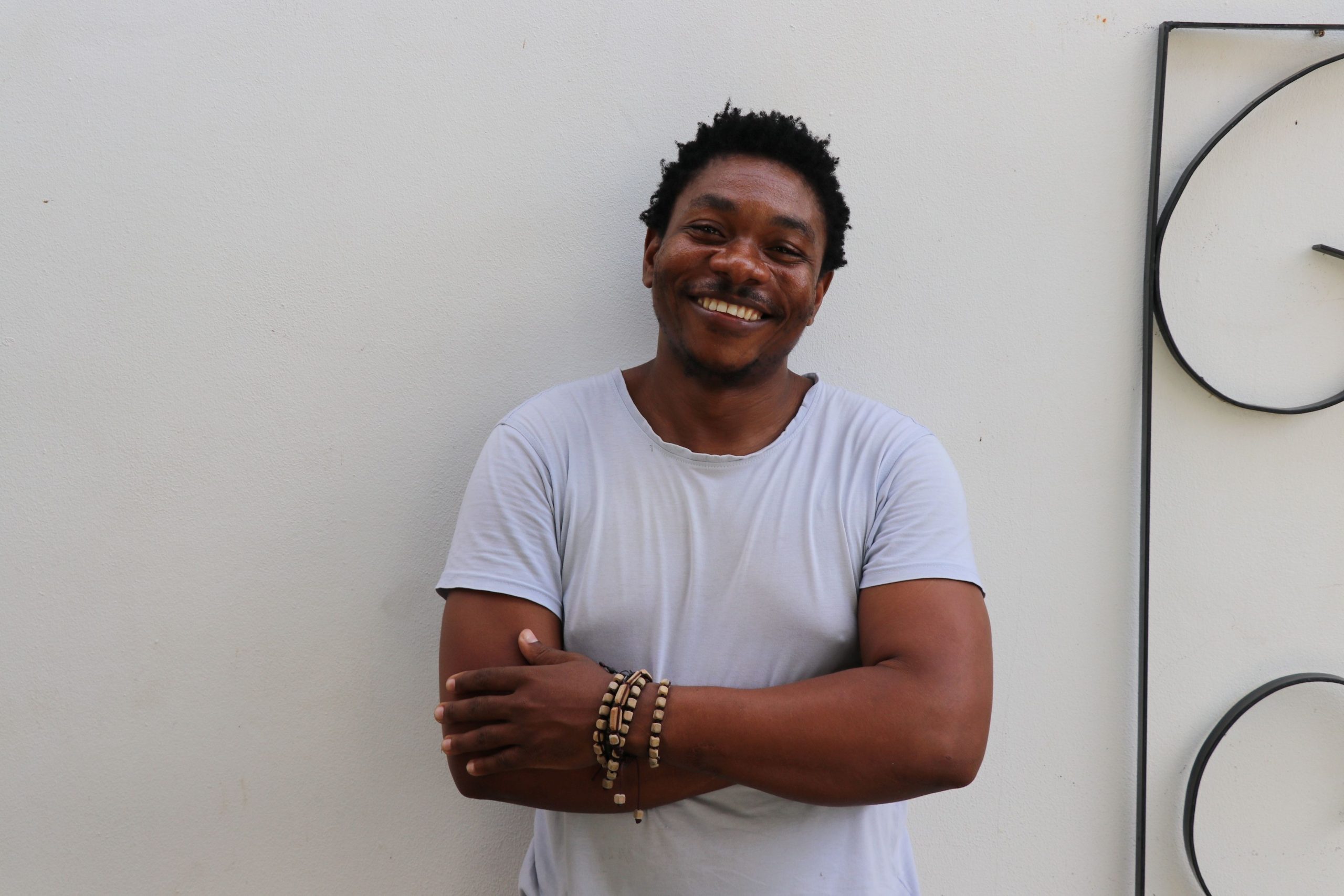 Albino Mahumana e Renaldo Siquisse exploram o quotidiano moçambicano na exposição “Fora da Caixa”