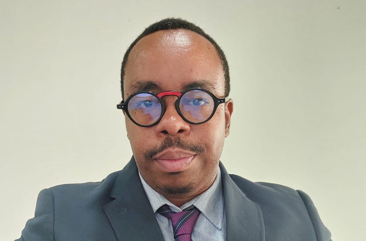 Carlos Osvaldo estreia-se na poesia com “Rir ao Contrário”