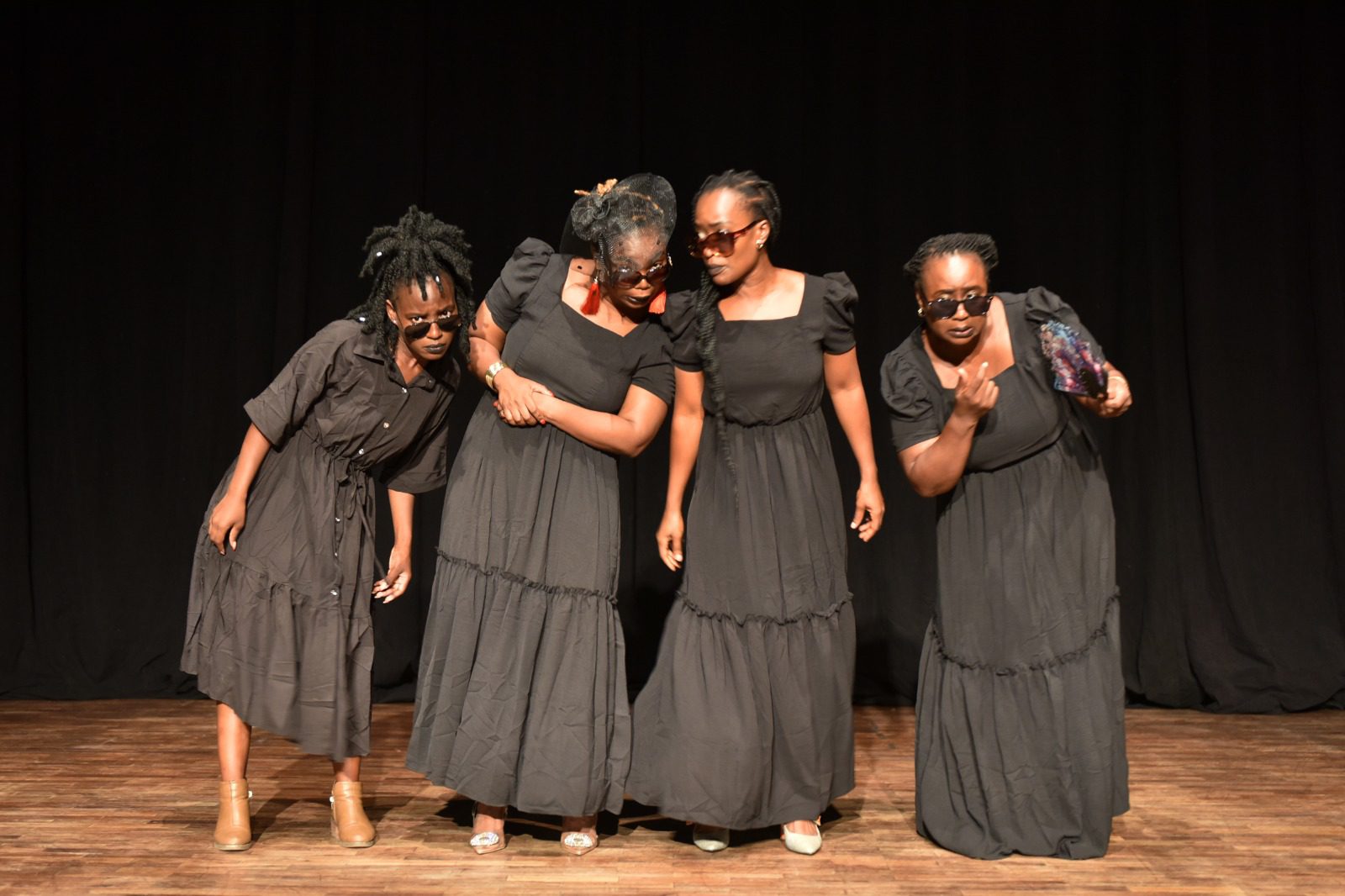 “As Substitutas” sobem ao palco da Casa Velha para três dias de comédia sombria e crítica social