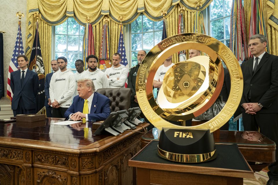 Chelsea celebra título, mas troféu original fica com Donald Trump