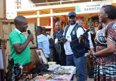 Primeira-ministra Benvida Levi visita feira do livro e artesanato no Festival Nacional da Cultura