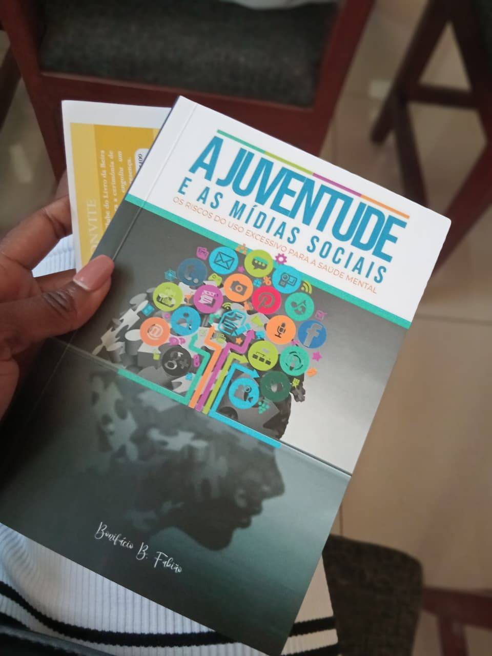 Bonifácio B. Fabião lança 2ª edição de livro sobre redes sociais e saúde mental juvenil