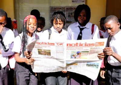 Sociedade do Notícias e Governo de Maxixe assinam acordo para distribuição de jornais nas escolas