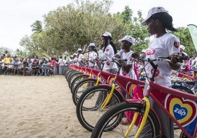 Raparigas de Gaza pedalam rumo ao futuro: ZAP entrega 50 bicicletas em Chilaulene