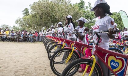 Raparigas de Gaza pedalam rumo ao futuro: ZAP entrega 50 bicicletas em Chilaulene