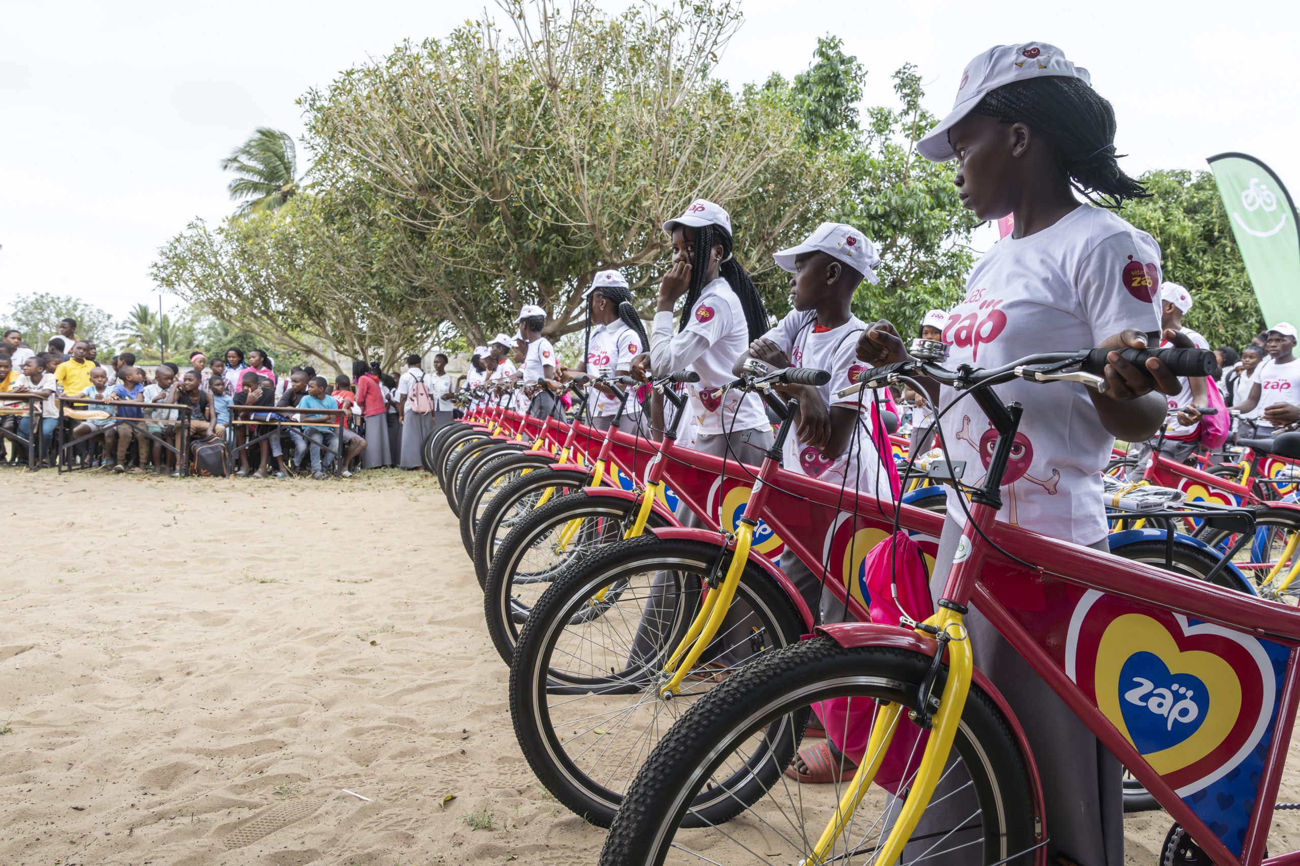 Raparigas de Gaza pedalam rumo ao futuro: ZAP entrega 50 bicicletas em Chilaulene