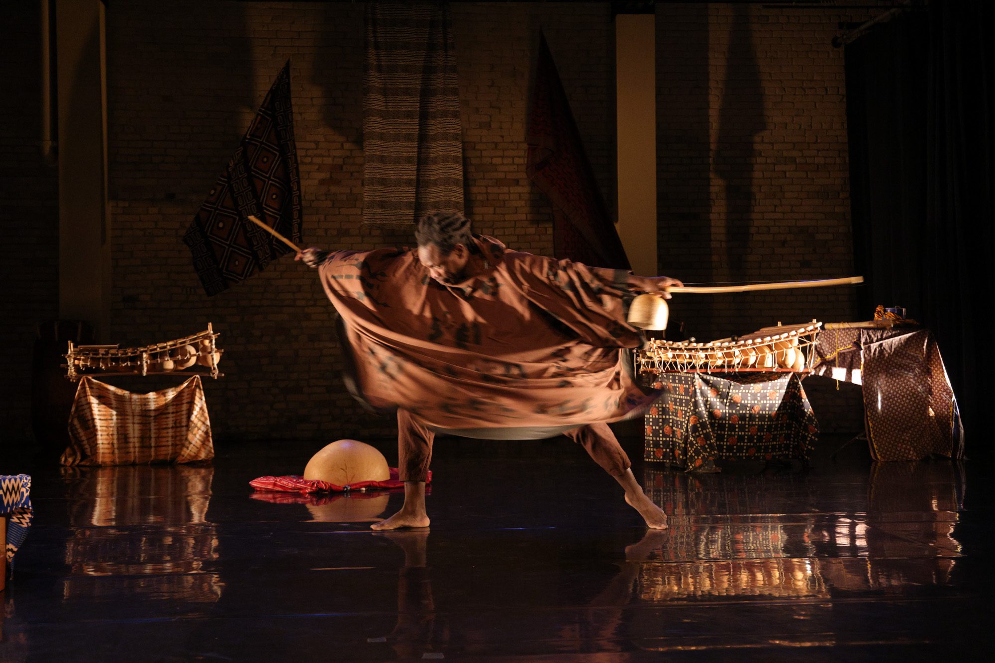 “A Dança da Poligamia” chega a Gaza com reflexão profunda sobre tradição, corpo e emoção