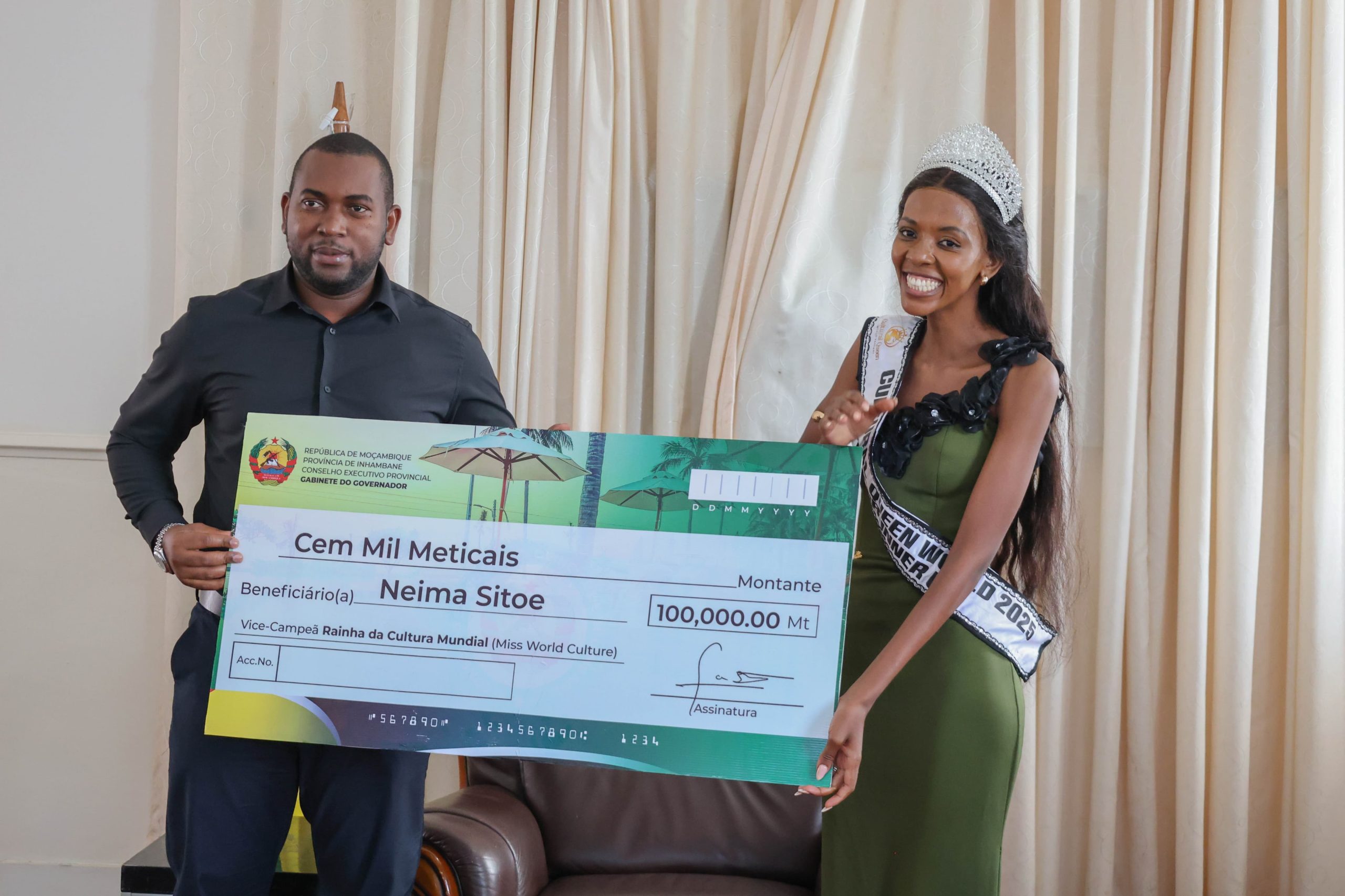 Francisco Pagula entrega 100 mil meticais a Neima Sitoe e defende o fortalecimento das indústrias criativas em Inhambane