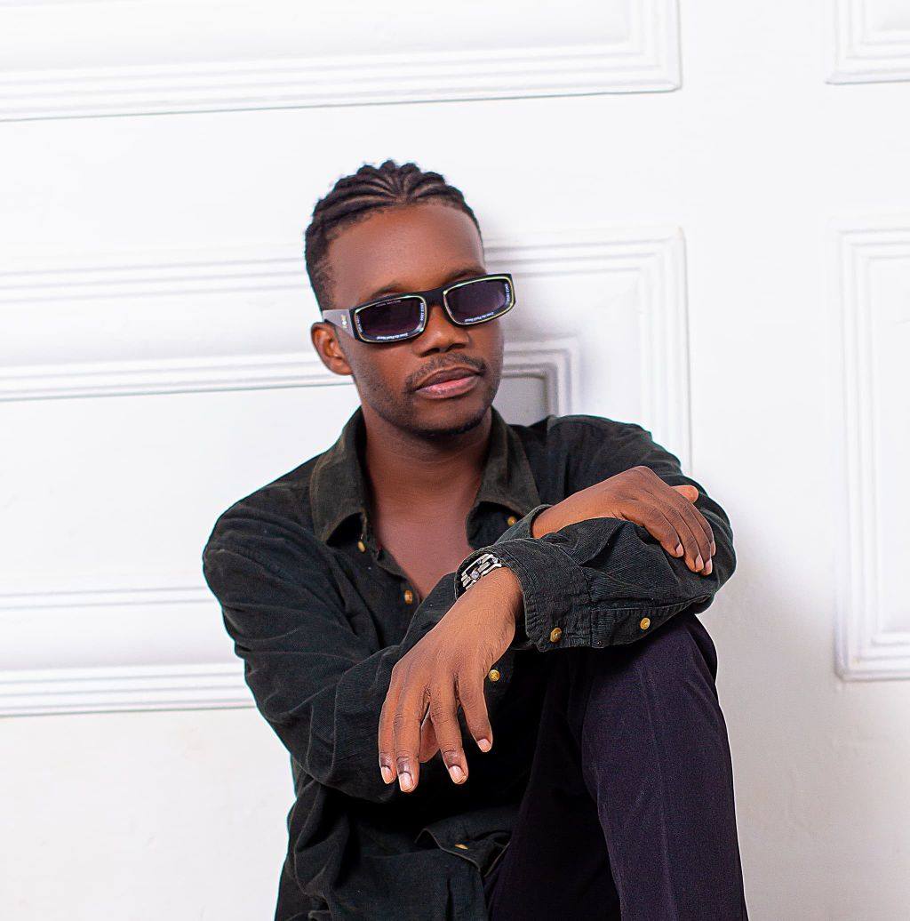 Professor Lay alerta para possível saída da música