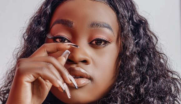 Hilka Melodies transforma luta pessoal em música no EP “Renascer”