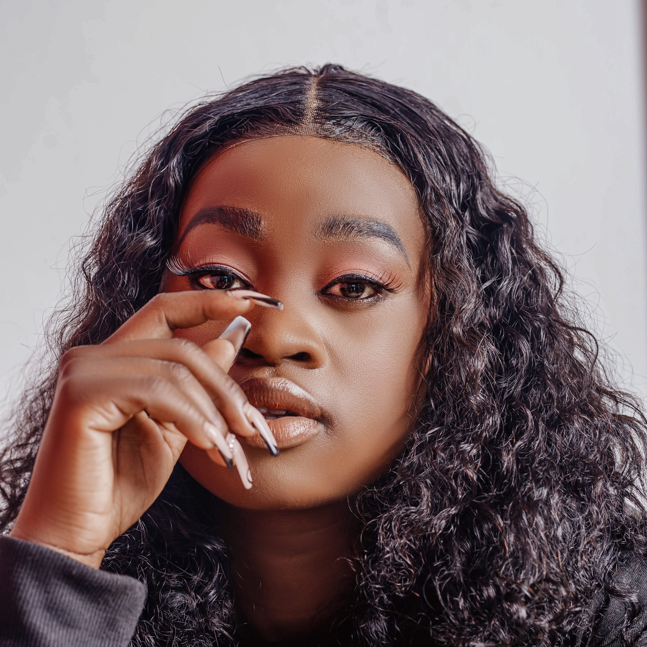 Hilka Melodies transforma luta pessoal em música no EP “Renascer”