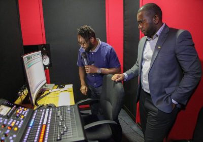 Governador de Inhambane inaugura um estúdio de Gravação de Músicas