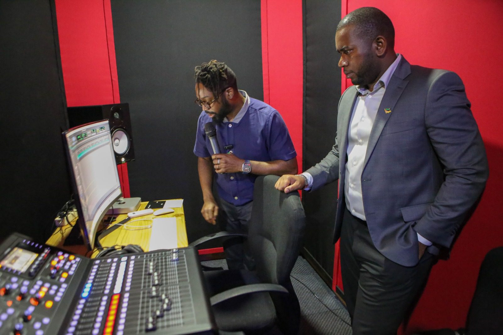 Governador de Inhambane inaugura um estúdio de Gravação de Músicas