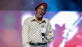 Público “mima” António Marcos com mais de 147 mil meticais no concerto de Nelson Tivane