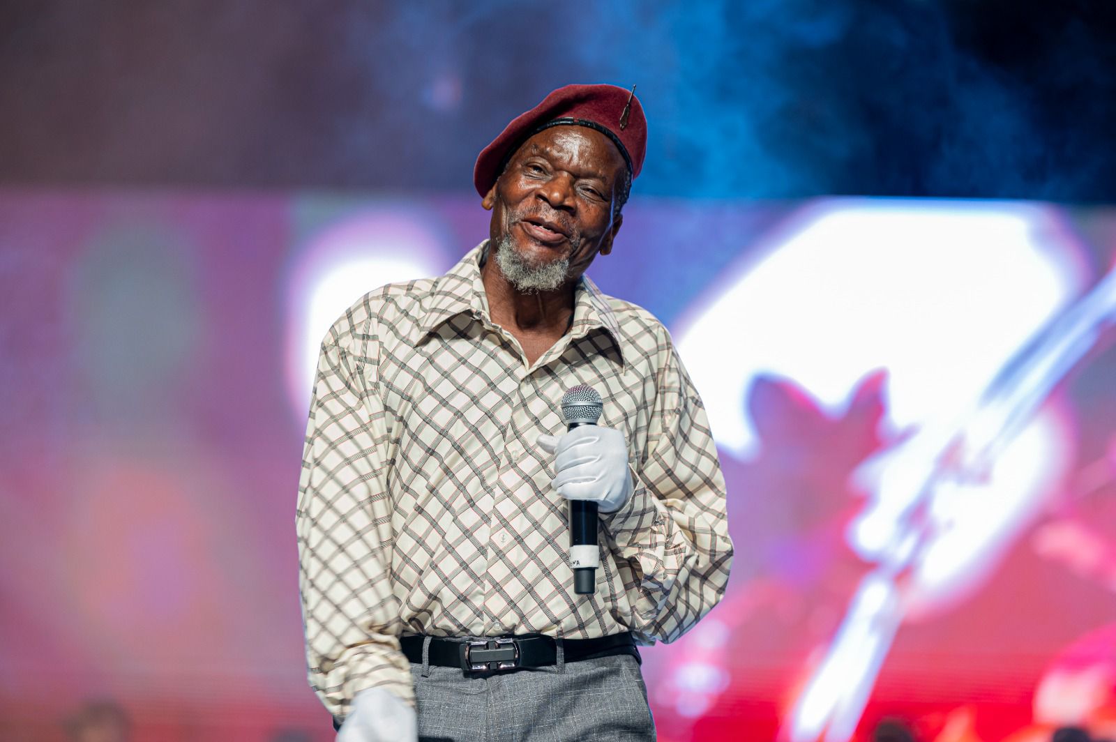 Público “mima” António Marcos com mais de 147 mil meticais no concerto de Nelson Tivane