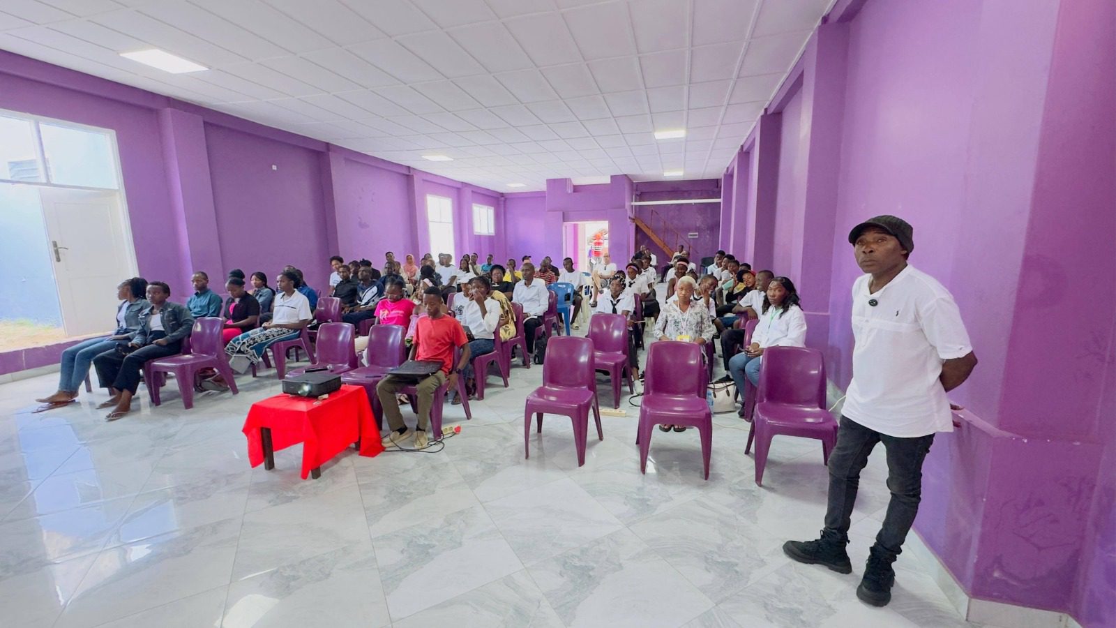 Júlio Malambe defende teatro com foco na reflexão social e valorização da cultura nacional