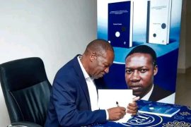 Nampula: Assane Ussene apresenta obra literária que propõe mudanças no ensino de inglês