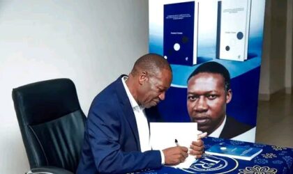 Nampula: Assane Ussene apresenta obra literária que propõe mudanças no ensino de inglês