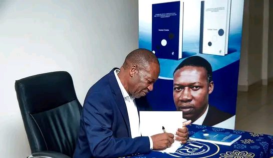 Nampula: Assane Ussene apresenta obra literária que propõe mudanças no ensino de inglês