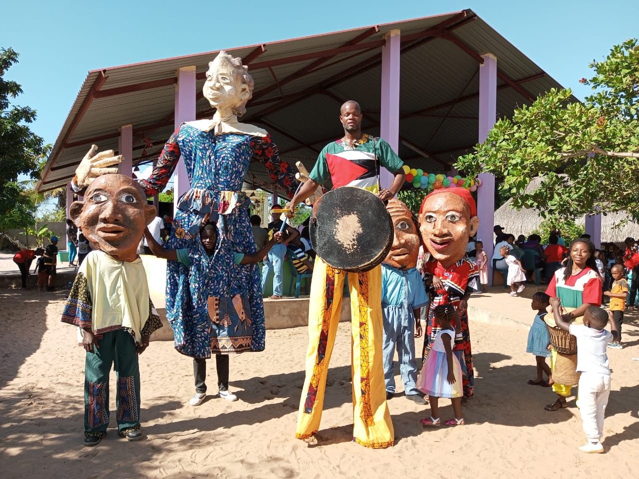 Enéas Lourenço: O artista que dá vida às marionetas gigantes em Inhambane
