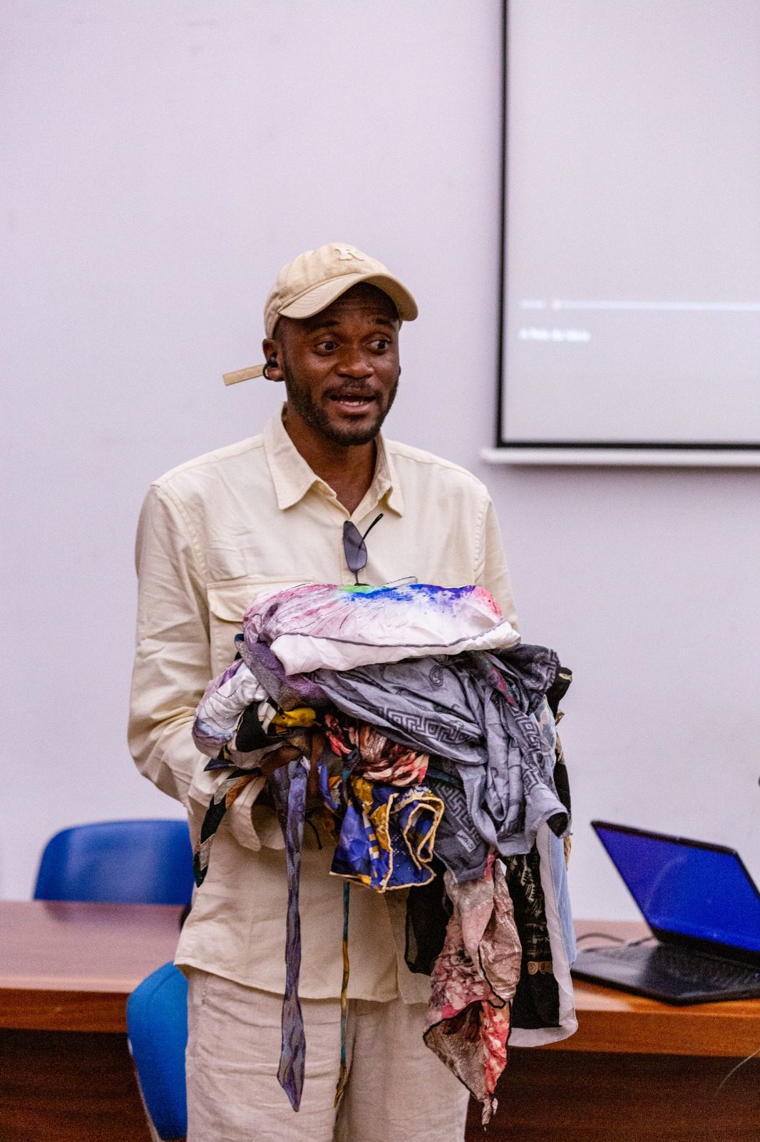 Calebe Magaia transforma as “Xikalamidades” em arte no documentário “A Pele da Ideia”