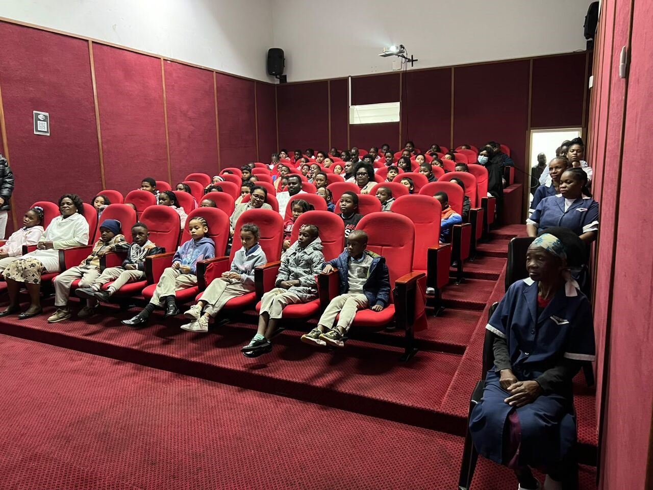 INICC exibe filmes históricos para despertar interesse pelo cinema entre alunos do ensino primário