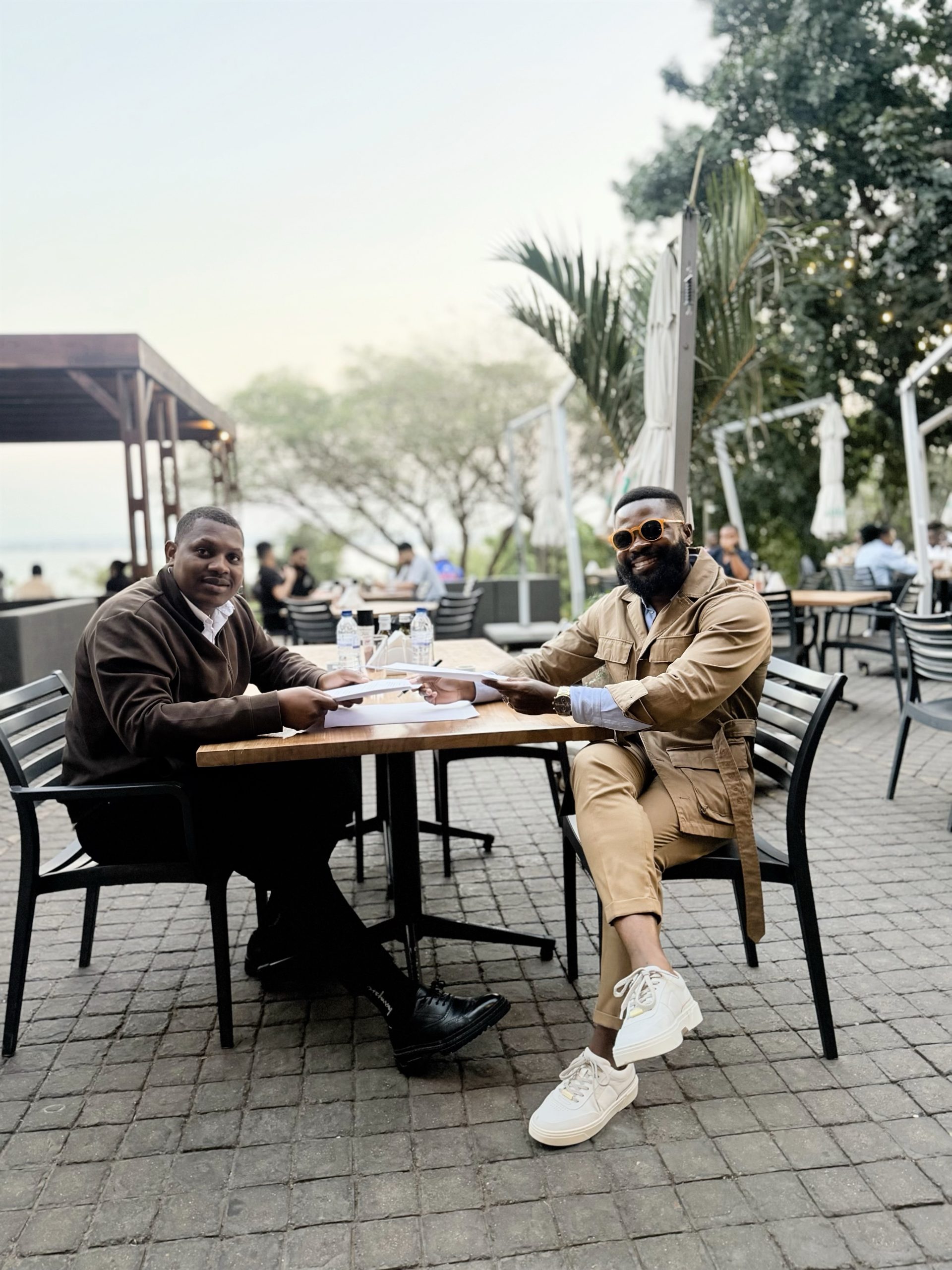 King Levi e David Moma firmam parceria para levar plataforma Líderes Africanos a Moçambique