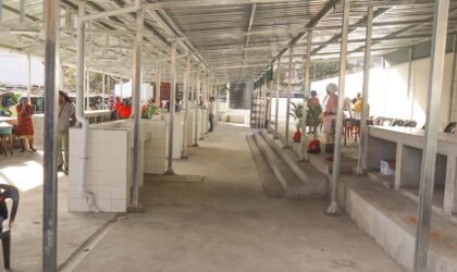 Mercado do Povo recebe novas bancas para venda de frango após requalificação